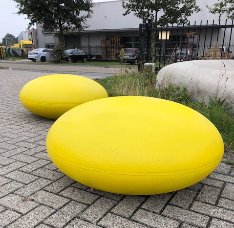 Betonnen zitelementen. De reuzen Smartie 49 Onze Smarties uitgevoerd in het geel.